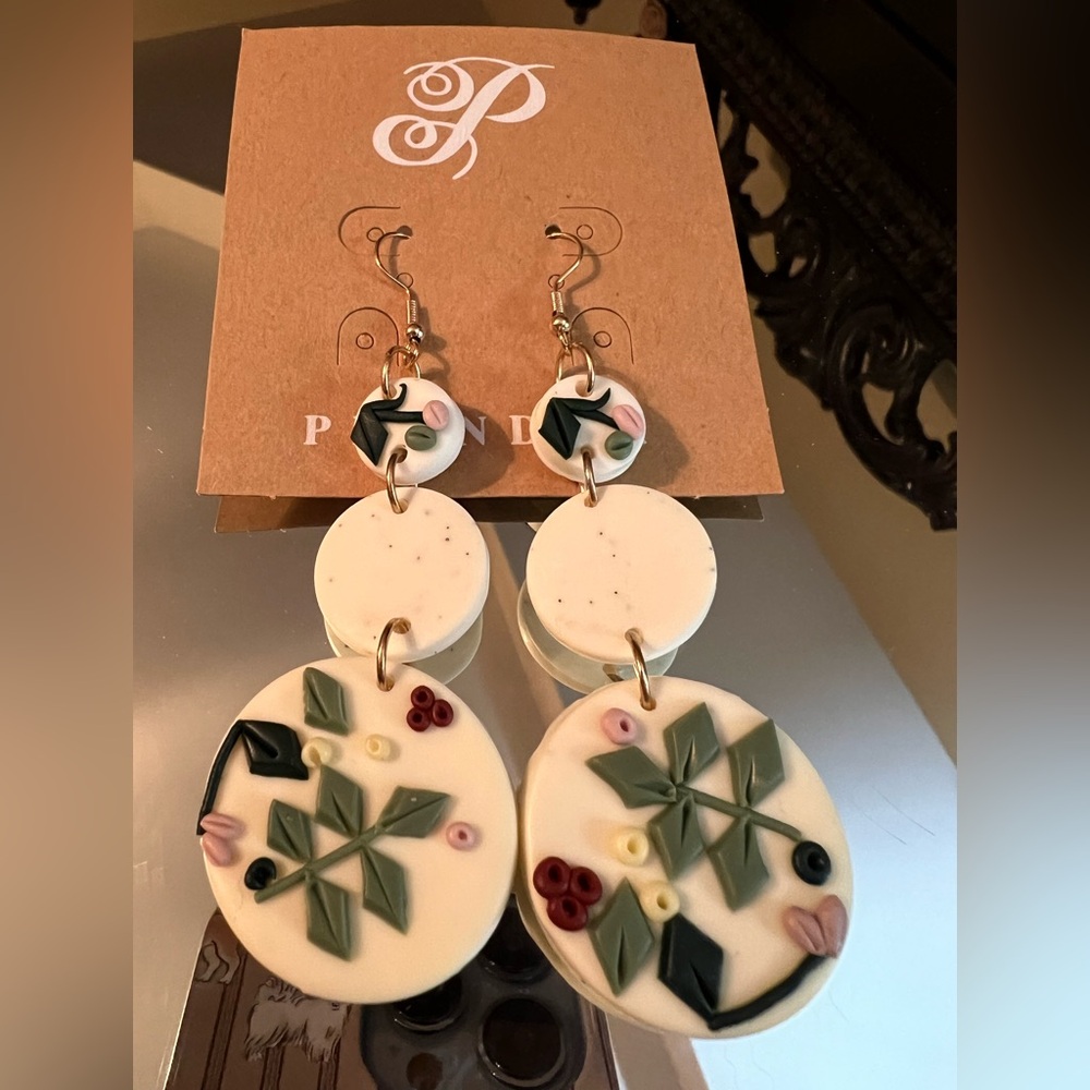 👗 NWT Plunder White and Green Floral Earrings